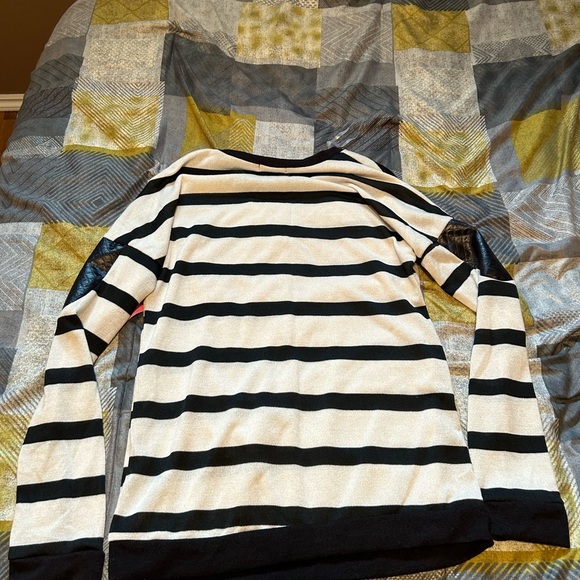 Black/white striped long sleeve with elbow patches - size medium - new with tags - Picture 3 of 5